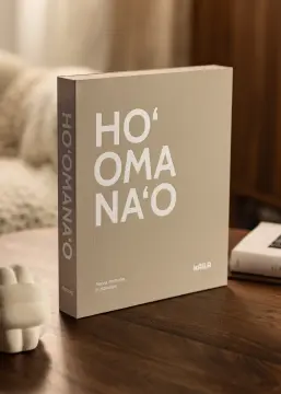 KAILA HO'OMANA'O - Coffee Table Photo Album (60 Melni Lappuses / 30 loksnes)
